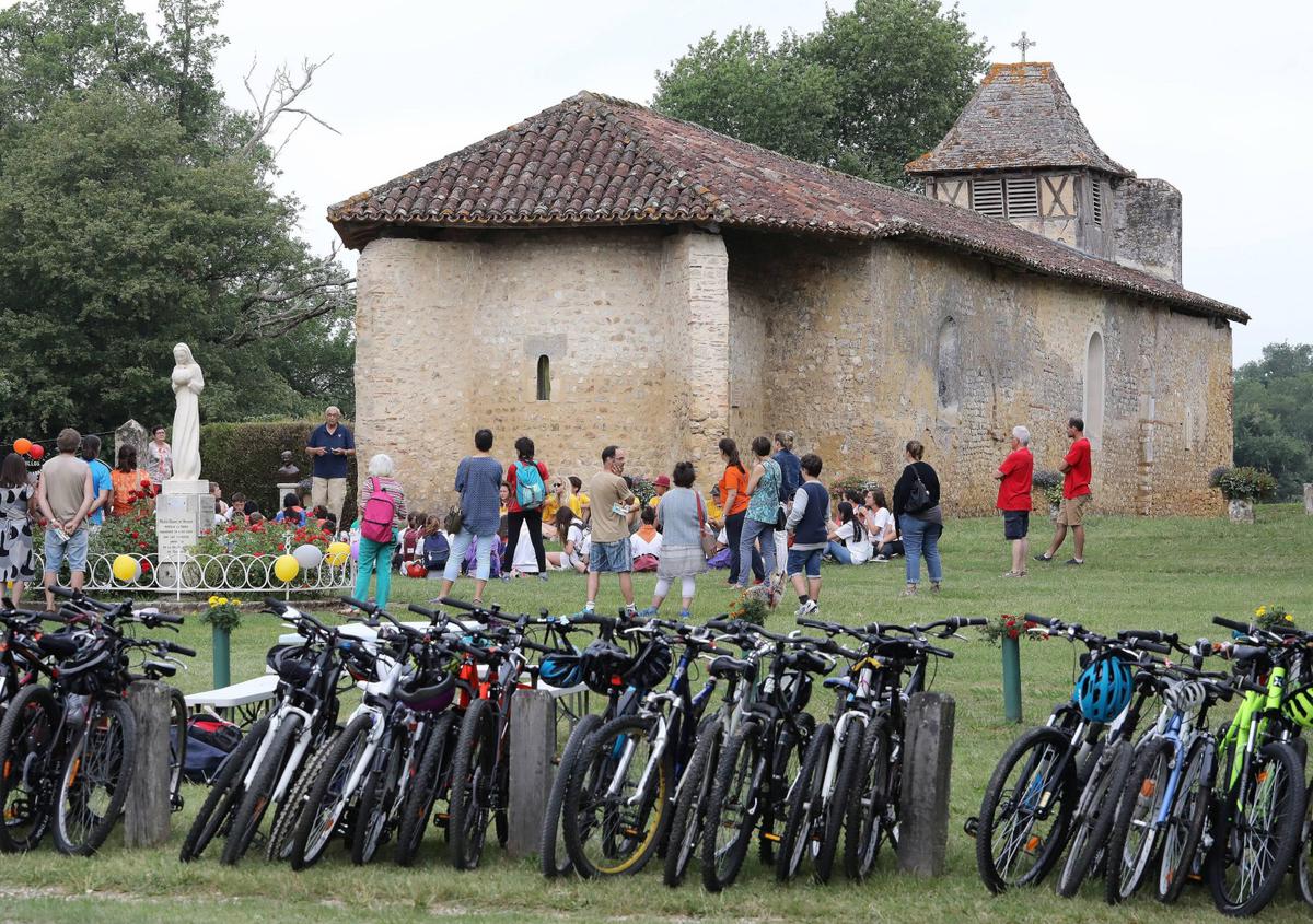 Pèlerinage des jeunes diocésains à vélo devant la chapelle Notre-Dame -des-Cyclistes.