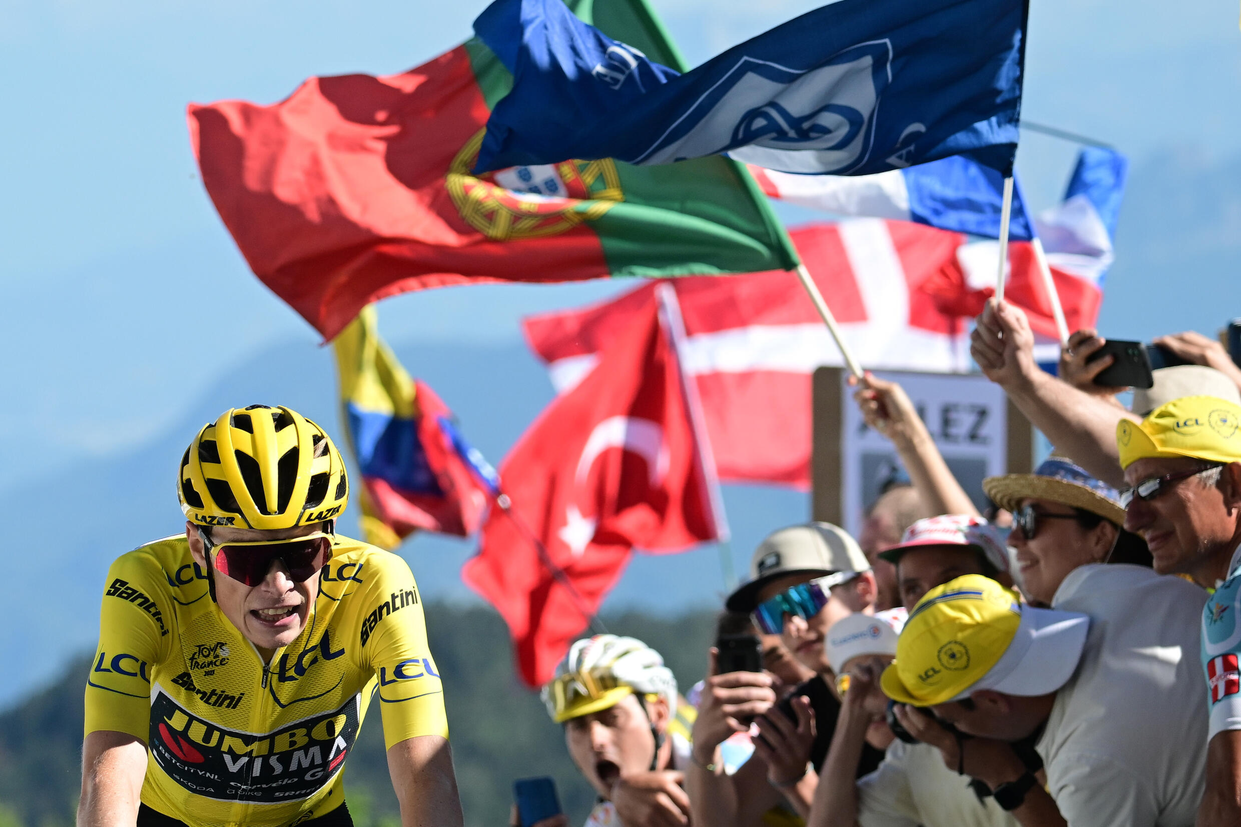 Le maillot jaune danois de la Jumbo-Visma Jonas Vingegaard dans le Col du Grand Colombier, arrivée de la 13e étape du Tour de France dans le Jura le 14 juillet 2023