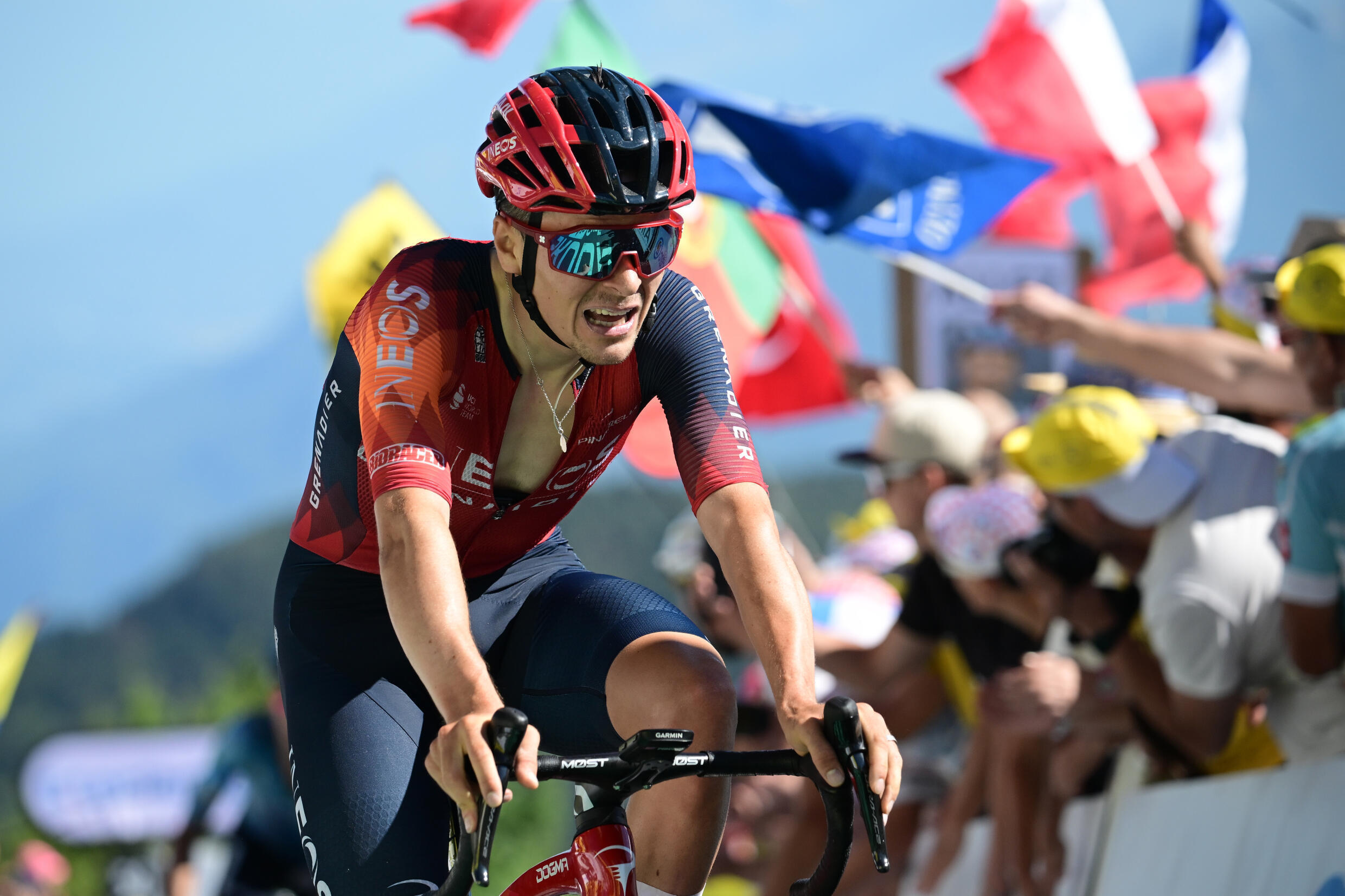 Le cycliste britannique de l'équipe Ineos-Grenadiers dans le Col du Grand Colombier, arrivée de la 13e étape du Tour de France dans le Jura le 14 juillet 2023