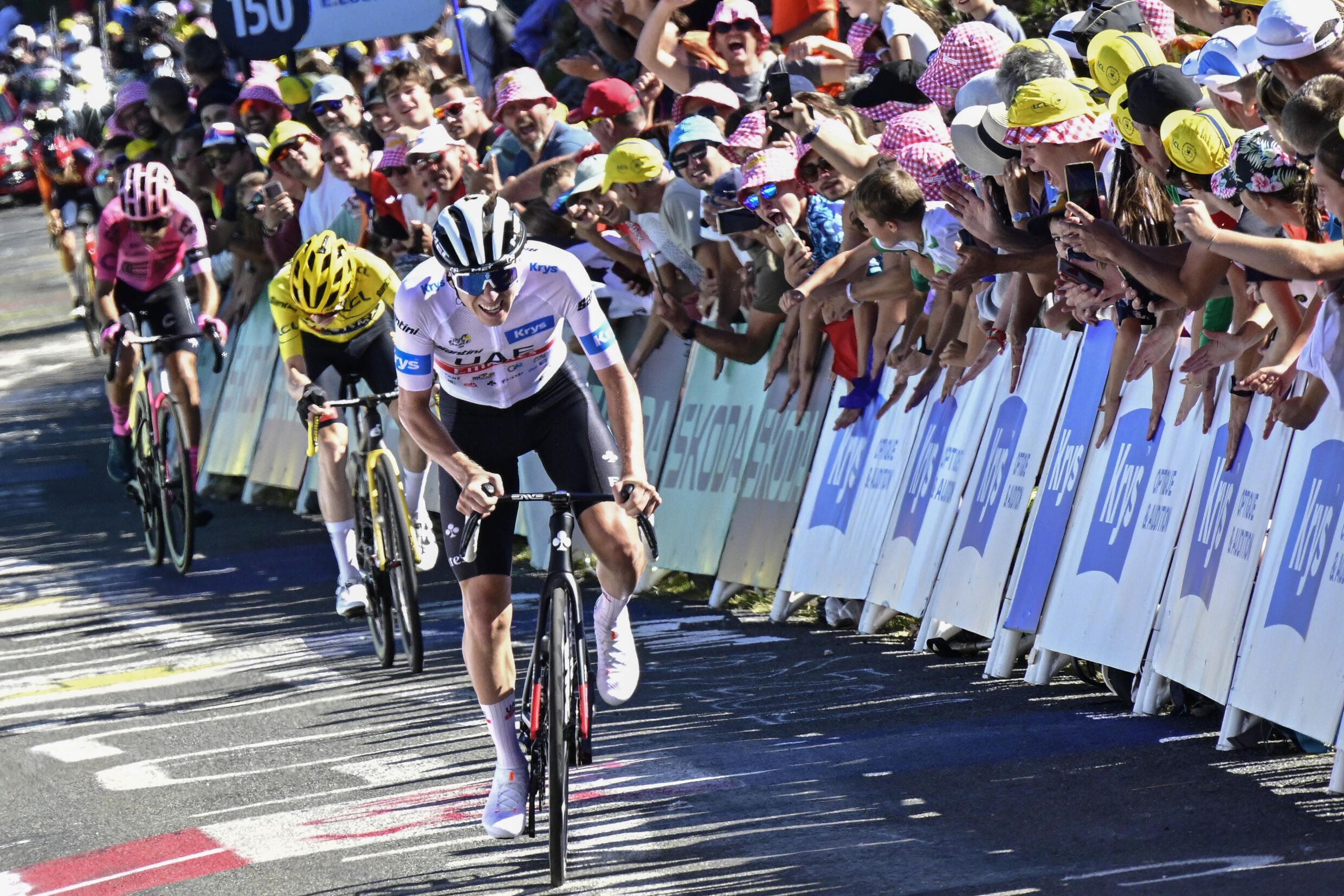 Le cycliste slovène d'UAE Tadej Pogacar devant le Danois de Jumbo-Visma Jonas Vingegaard dans le Col du Grand Colombier à la fin de la 13e étape du Tour de France dans le Jura le 14 juillet 2023