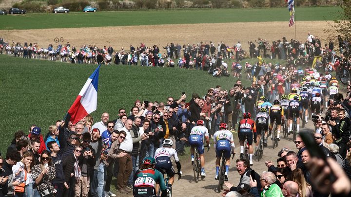 Le peloton de Paris-Roubaix dans le secteur pavé de Troisvilles, le 9 avril 2023 (ANNE-CHRISTINE POUJOULAT / AFP)